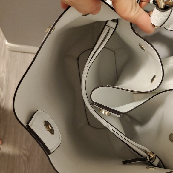 White Guess Purse - Picture 2 of 4